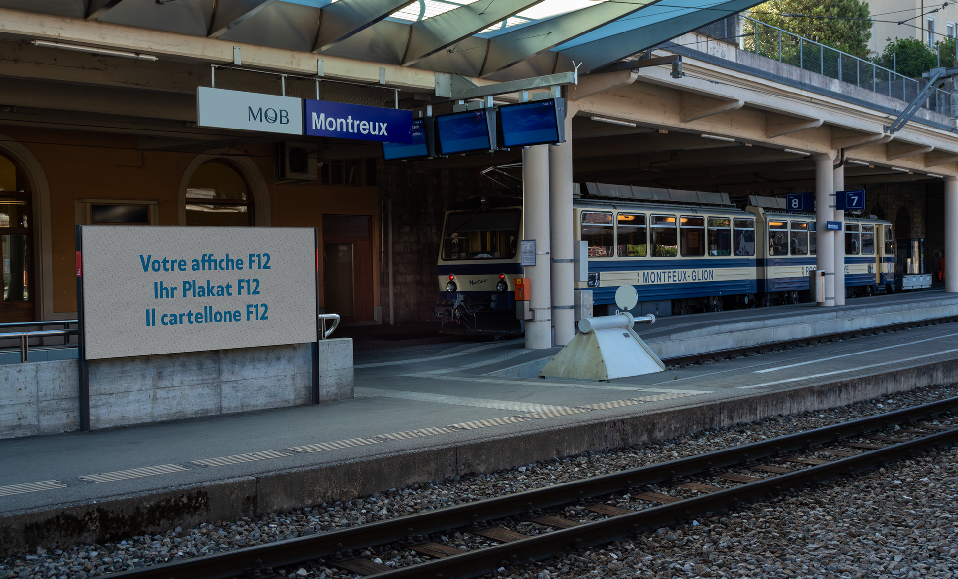 Mockup-Poster F12 am SBB-Bahnhof Montreux