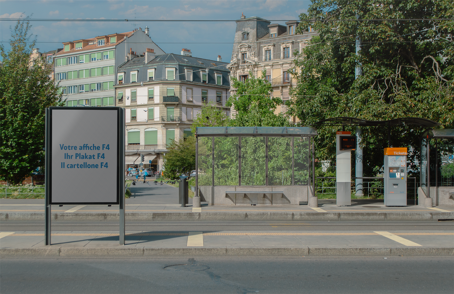 Mockup d'une affiche F4 situé au centre ville de Genève, proche d'un arrêt de tram TPG.