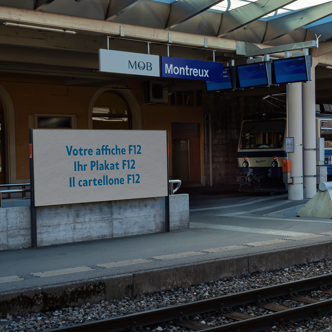 Mockup dei manifesti F12 alla stazione FFS di Montreux