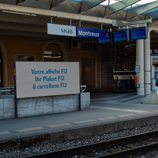 Mockup dei manifesti F12 alla stazione FFS di Montreux