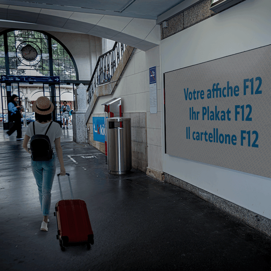 Mockup Plakate F12 am SBB-Bahnhof Vevey