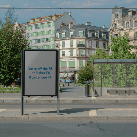 Mockup di un poster F4 situato nel centro di Ginevra, vicino a una fermata del tram TPG.