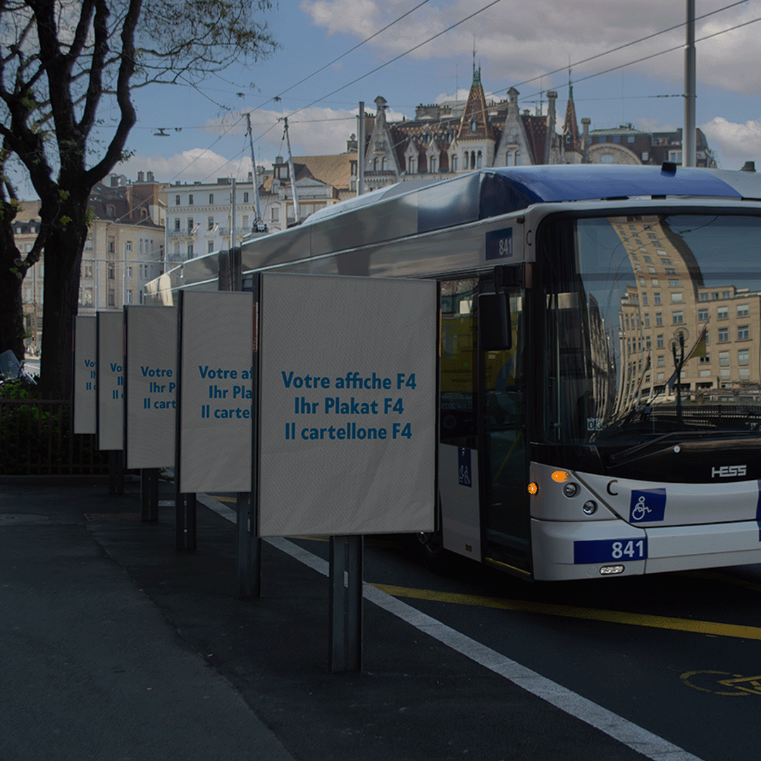 Mockup affiches F4 à Lausanne, arrêt de bus du Flon.