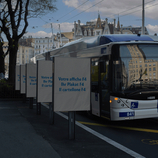 Mockup affiches F4 à Lausanne, arrêt de bus du Flon.