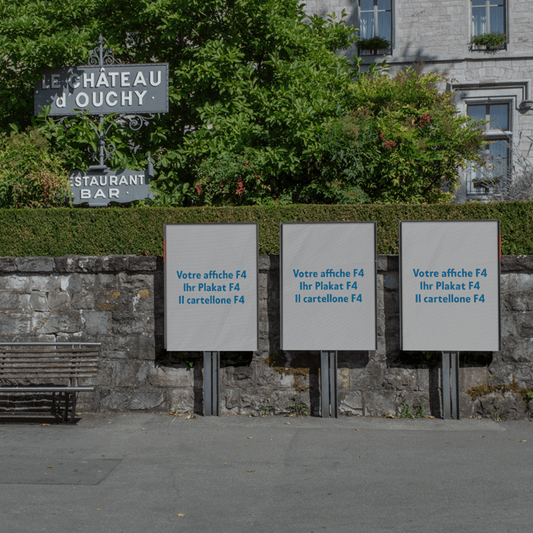 Mockup F4-Plakate vor dem Château d'Ouchy