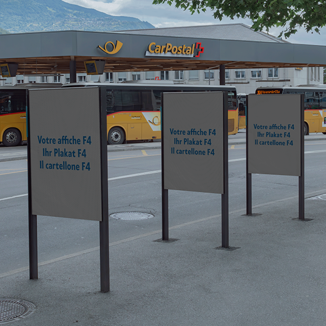 Mockup affiches F4 devant la centrale Carpostal à Sion