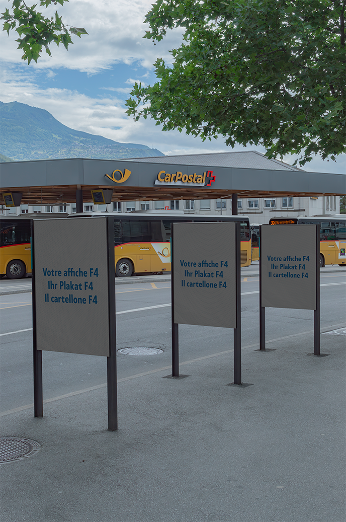 Mockup dei manifesti F4 davanti alla centrale elettrica Carpostal di Sion