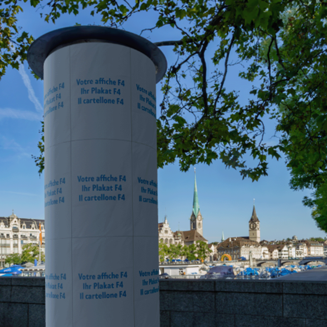 Mockup della colonna Morris con manifesti F4 nel centro storico di Zurigo