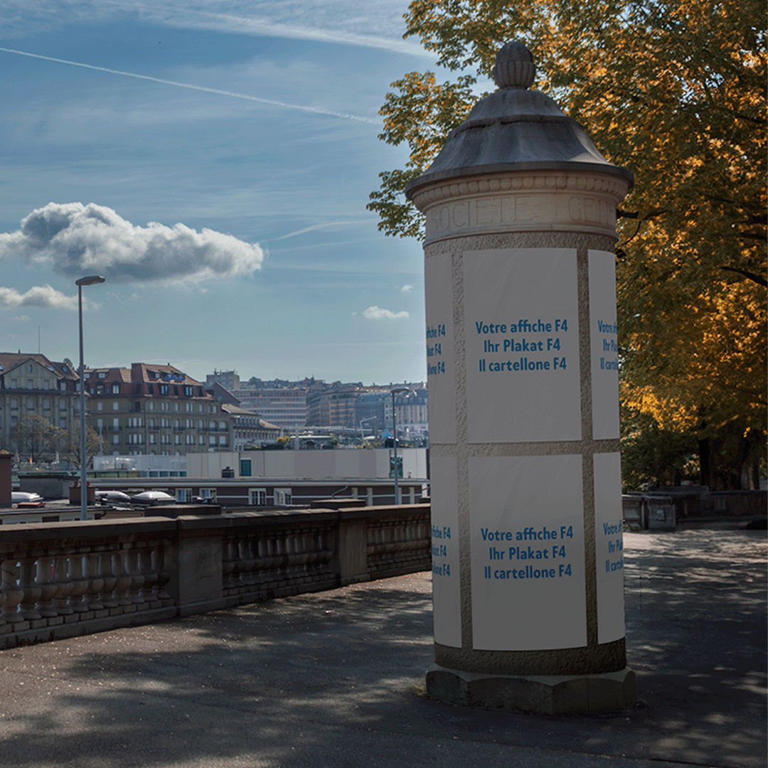 Mockup dei manifesti F4 attaccati su una colonna Morris a Losanna