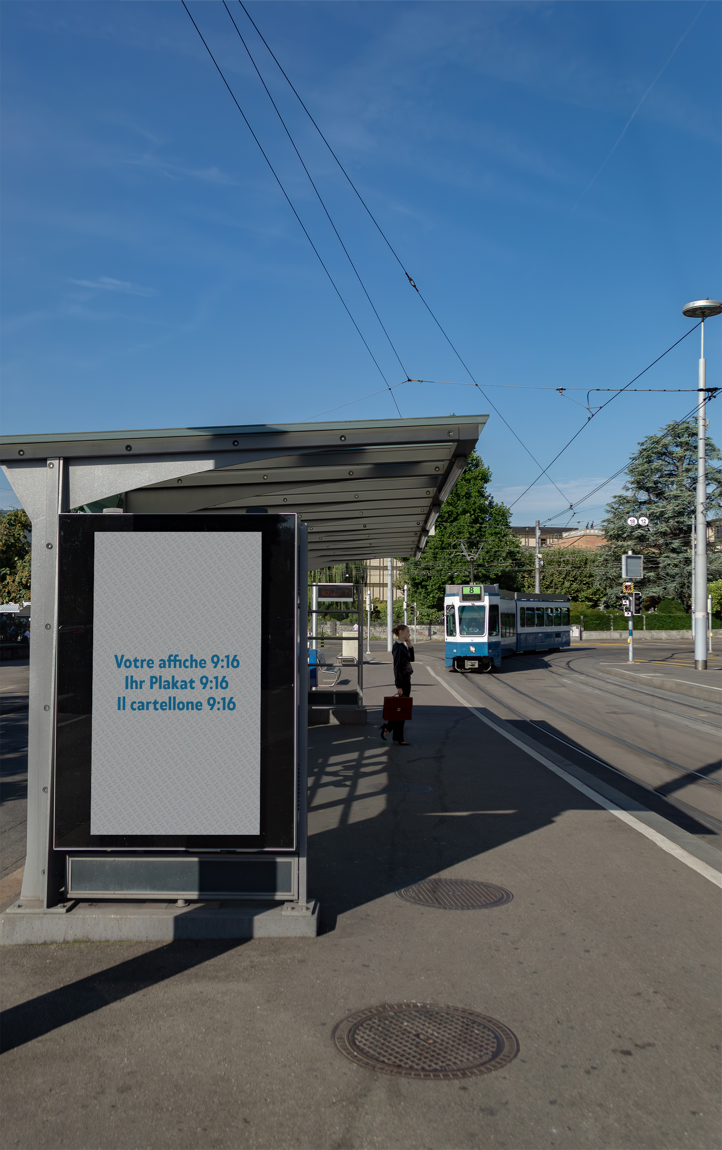 Mockup poster e-city 9:16 à un arrêt de tram à Zurich